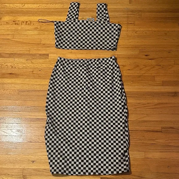 Dressed in Lala Checkered Skirt and Crop Top set size XL - Picture 2 of 9